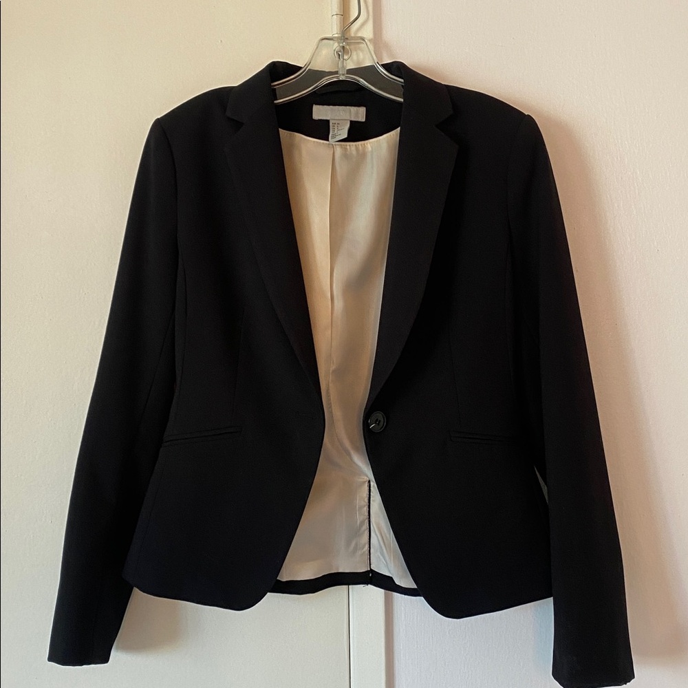 Like new! Black One button Blazer H&M. Size 6. - Picture 9 of 9